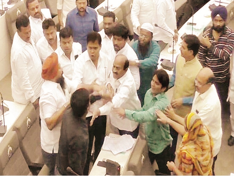 dispute between Congress-BJP corporators in Nanded Municipality | नांदेडमध्ये काँग्रेस-भाजप नगरसेवकांत धक्काबुक्की