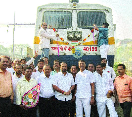  Nanded-Panvel Express to be operated on Karjat, Amravati, Karjatkar | नांदेड-पनवेल एक्स्प्रेसला कर्जतला आॅपरेशनल थांबा, कर्जतकरांनी केले उत्स्फूर्त स्वागत