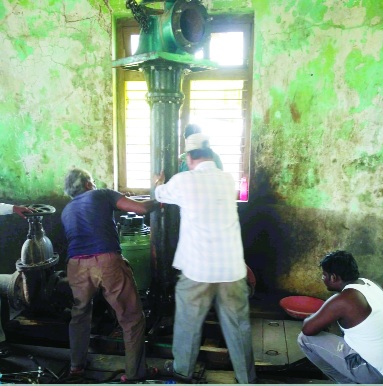 Dharmabadi pump house repair work started fast | धर्माबादेतील पंप हाऊस दुरुस्तीचे काम वेगाने सुरु