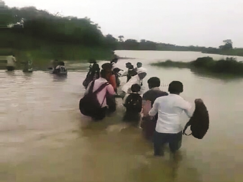 Schools to be passed through river bed; Life-threatening exercise for students of Nanded district | विद्यार्थ्यांची शिक्षणासाठी जीवघेणी कसरत, नांदेड जिल्ह्यात नदीपात्रातूनच गाठावी लागते शाळा