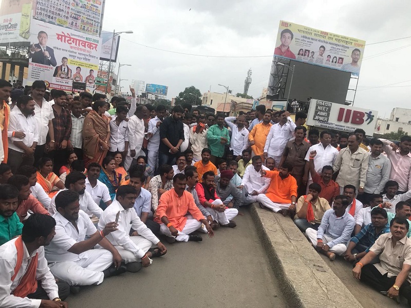 Three MLAs of Shiv Sena on the streets protesting the attack of district chiefs; The demand for the suspension of the Superintendent of Police | जिल्हा प्रमुखांना मारहाणीच्या निषेधार्त शिवसेनेचे तिन्ही आमदार रस्त्यावर; पोलीस अधीक्षकांच्या निलंबनाची केली मागणी