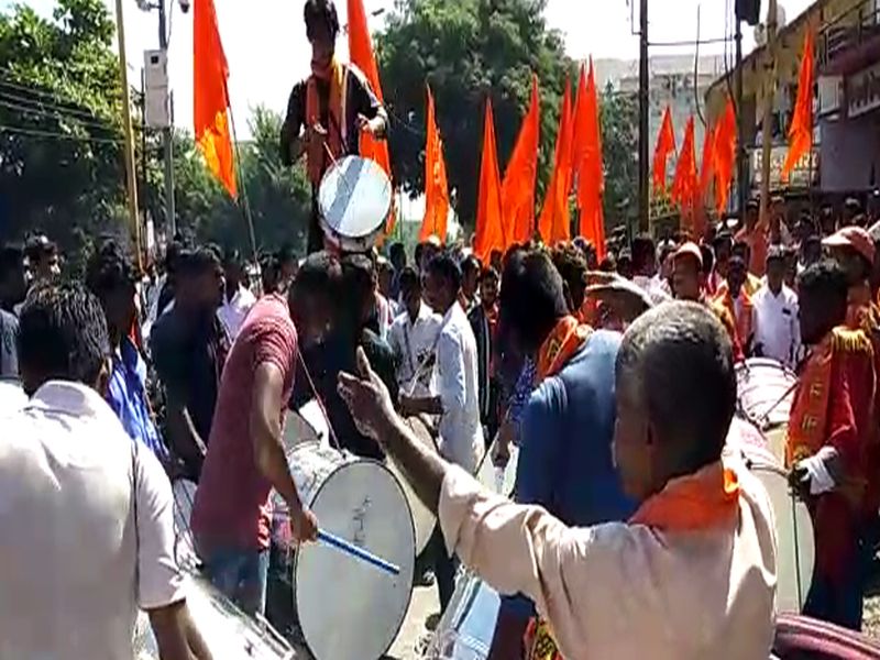 Shivsena protest for mla pratap patil chikhalikar's resignation | आमदार प्रताप पाटील-चिखलीकर यांच्या राजीनाम्यासाठी शिवसैनिक आक्रमक,  निवासस्थानाबाहेर केले 'ढोल बजाओ आंदोलन'