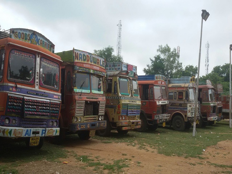 31 trucks carrying illegal sand transport in Biloli, 9 suicides and 5 crores of money seized | बिलोली येथे अवैध वाळू वाहतूक करणा-या 31 ट्रकवर कारवाई, 93 जणांवर गुन्हे दाखल करून 5 कोटींचा मुद्देमाल जप्त 