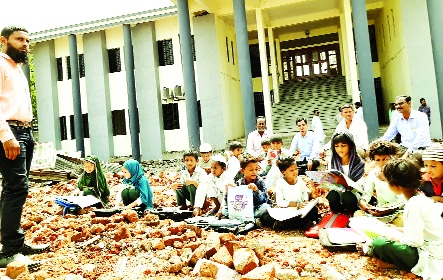 The school filled with clay loam in the bush | किनवटमध्ये मातीच्या ढिगाऱ्यावर भरली शाळा