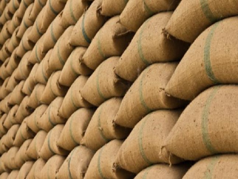 Ten trucks going in black market carrying wheat and rice seized in Nanded | नांदेडमध्ये काळ्या बाजारात जाणारा दहा ट्रक गहु, तांदूळ पकडला