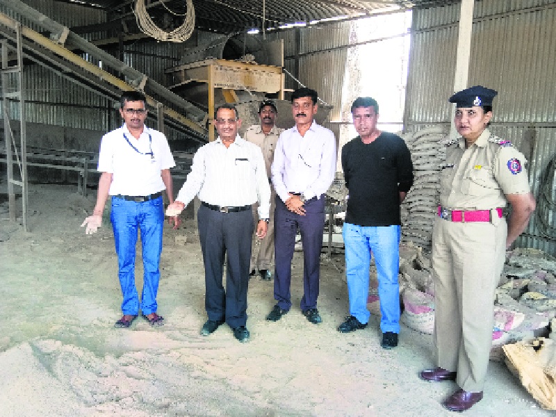 In-depth inquiry into 'She' sand factory at Chmegaon | चिमेगाव येथील ‘त्या’ वाळू कारखान्याची होणार सखोल चौकशी