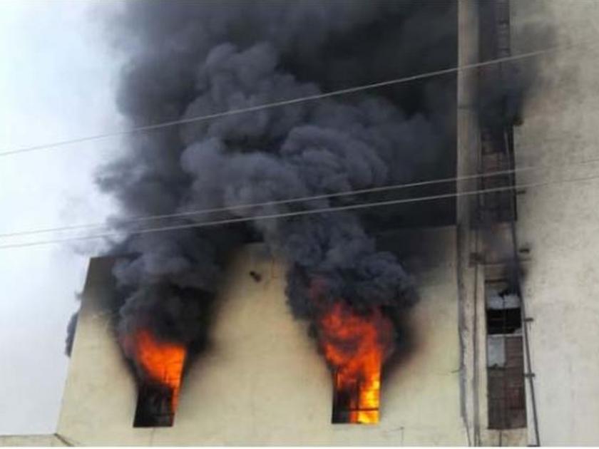 massive fire breaks out in nashik mill | मनमाडमध्ये मिलला भीषण आग