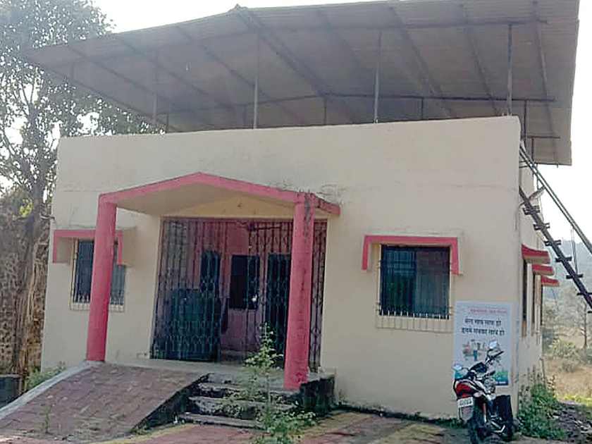 Avoid missing doctors at Nandgaon Sub-station | नांदगाव उपकेंद्राला डॉक्टरांअभावी टाळे