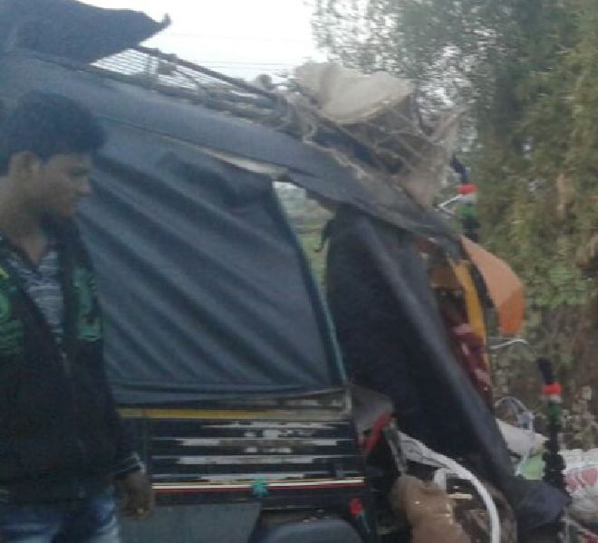 Tempo and Ape rickshaw in Nandurbar Shahada road, 5 people killed on the spot | नंदुरबार शहादा रस्त्यावर टेम्पो व अॅपे रिक्षाचा भीषण अपघात, पाच जण जागीच ठार