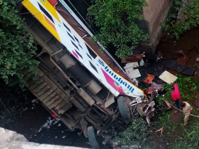 in nandurbar passenger bus falls into into 40 foot deep gorge 5 died and 35 injured | नंदूरबारमध्ये खासगी बस ४० फूट खोल दरीत कोसळून ५ जणांचा मृत्यू; ३५ जखमी