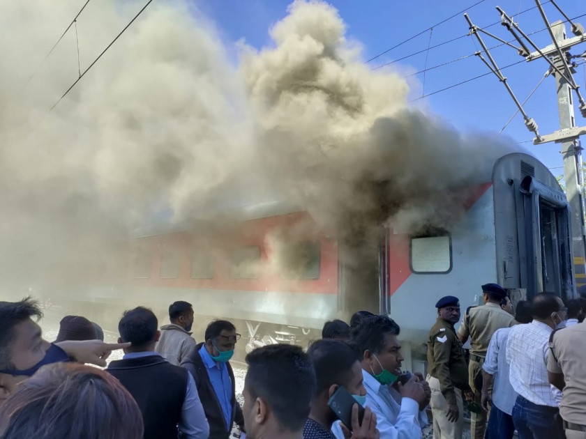 Gandhidham Puri Express train catches fire near Nandurbar station | नंदुरबारमध्ये गांधीधाम पुरी एक्स्प्रेसला भीषण आग; प्रवाशांमध्ये भितीचं वातावरण