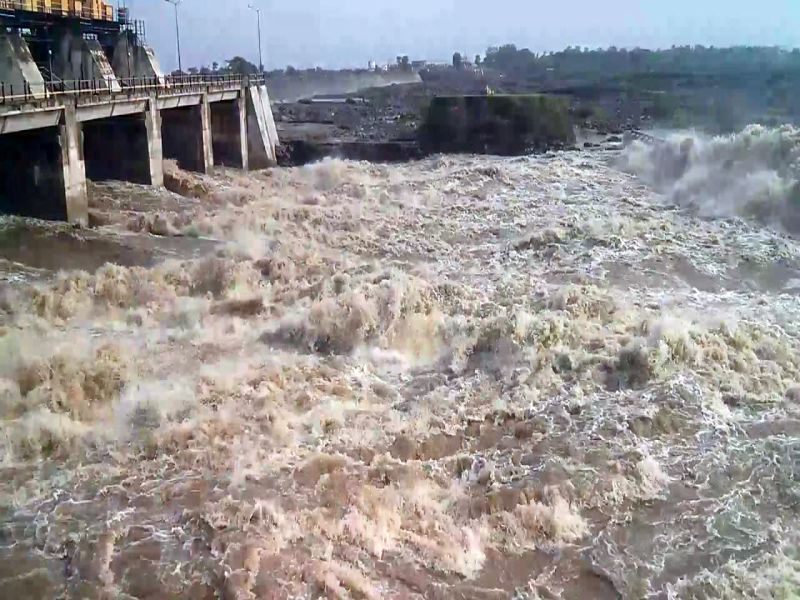 Discharge of 9 thousand 465 cusecs from Nandurmadhameshwar dam started | नांदूरमधमेश्वर धरणातून ९ हजार ४६५ क्युसेकने विसर्ग सुरू