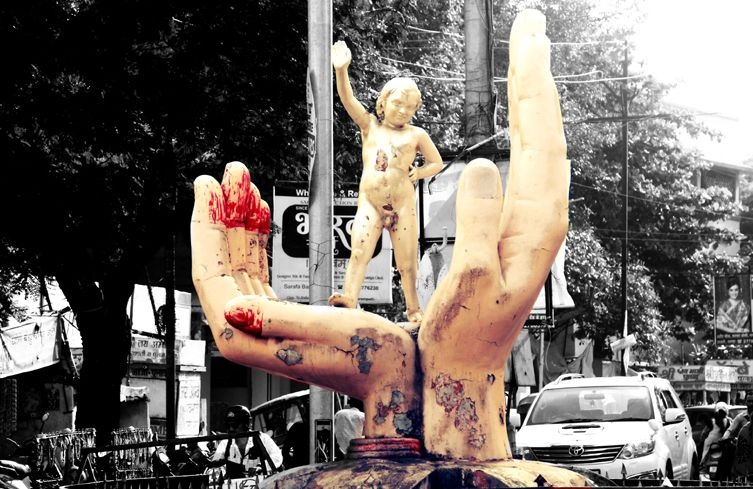 Photo on social media of the statue of Nanga Putla created sen-session | नंगा पुतळ्याच्या सोशल मीडियावरील फोटोने खळबळ