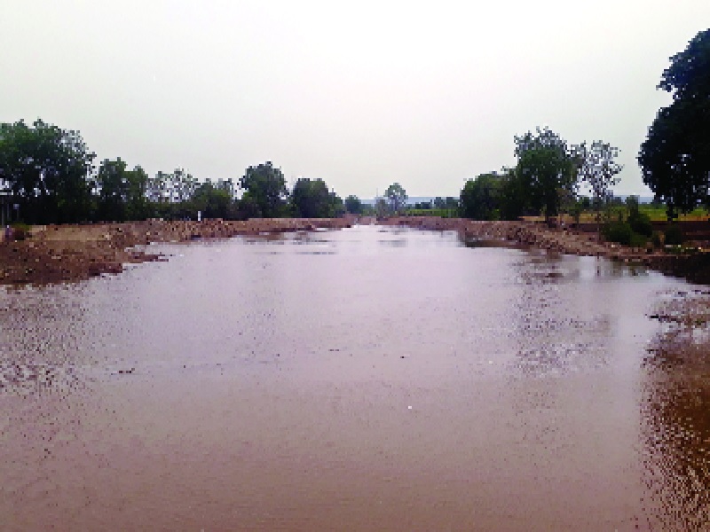 The water from the upstream Penganga came to the river Pardi | पार्डीच्या नदीला आले उर्ध्व पैनगंगेचे पाणी