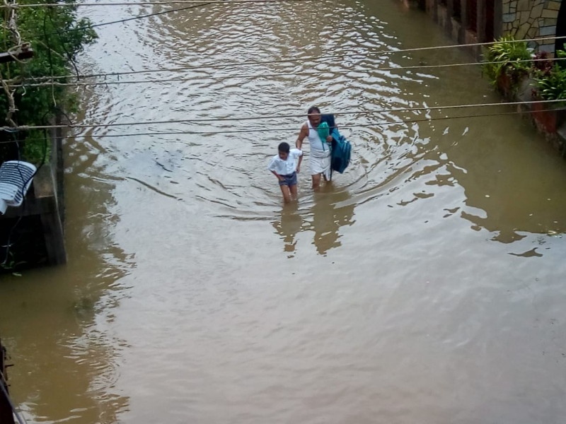 water in Nangargaon near Lonavala, 301 mm of rain in 24 hours | लोणावळ्याजवळील नांगरगावला पाण्याचा विळखा, २४ तासांत ३०१ मिमी पाऊस 