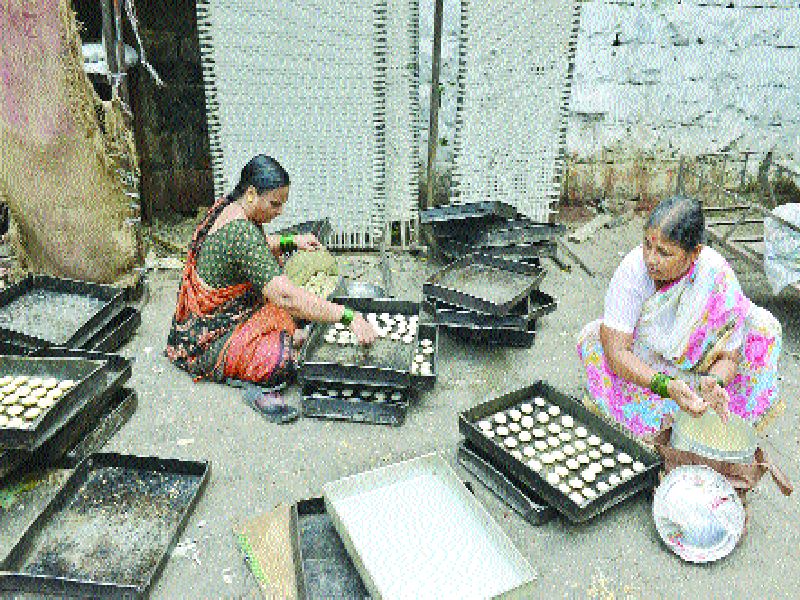  Housewife's longevity to make nankatai | नानकटाई बनविण्यासाठी गृहिणींची लगबग  
