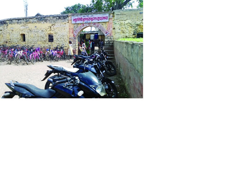 Private Schools filled in Zilla Parishad School | जिल्हा परिषद शाळेत भरते खाजगी शाळा
