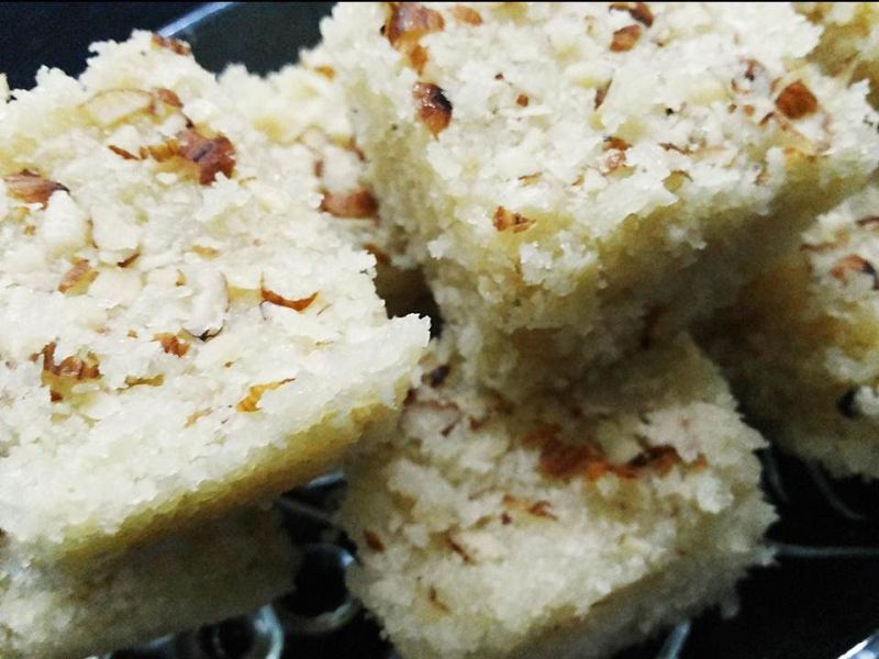 Ganesh Festival Special Receipe : How to make Perfect of coconut barfi | Coconut Barfi : बाप्पाला नैवेद्य दाखवण्यासाठी नारळाची बर्फी नक्की ट्राय करा!