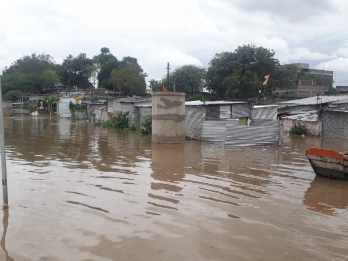 Floods hit Pandharpur due to heavy rains, people living along the river evacuated to safer places | अतिवृष्टीमुळे पंढरपूरला पुराचा फटका, नदीकाठी राहणाºया लोकांना सुरक्षित स्थळी हलवलं