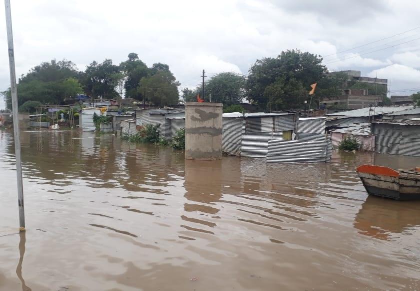 Water entered the Vyas Narayan slum in Pandharpur | Breaking; पंढरपुरातील व्यास नारायण झोपडपट्टीत शिरले पाणी