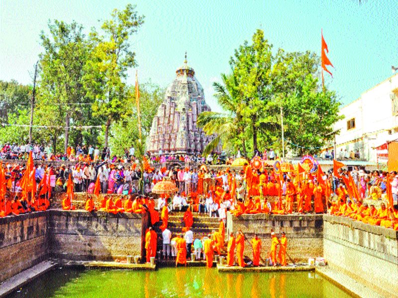 The procession of festive mausoleum at Shree Khetra Narayanpur and Chandrabhagansan to the pedestrians | श्रीक्षेत्र नारायणपूर येथे उत्सवमूर्तीची मिरवणूक व पादुकांना चंद्रभागास्नान