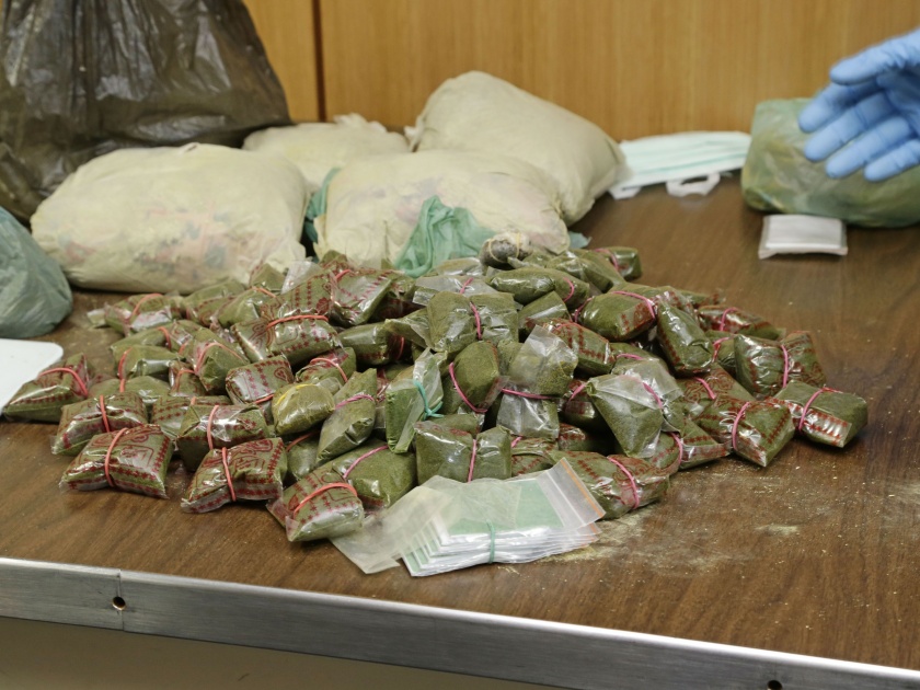 In a raid at Kalyan, Thane police seized drugs worth Rs 1 crore | कल्याण येथील धाडीत ठाणे पोलिसांनी हस्तगत केला एक कोटींचा अंमली पदार्थ