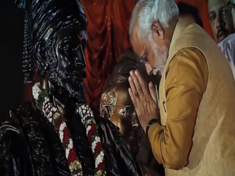 PM Narendra Modi bow to Shivaji Maharaj on his Jayanti | पंतप्रधान मोदींकडून छत्रपती शिवाजी महाराजांना अभिवादन