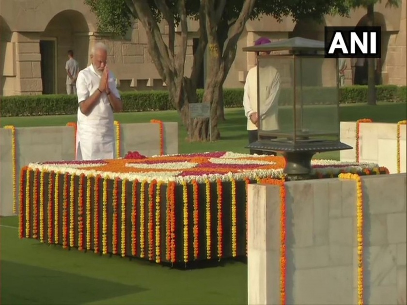 Prime Minister Narendra Modi pays tribute to Mahatma Gandhi at Rajghat | Video : शपथविधीआधी नरेंद्र मोदींचे महात्मा गांधी आणि अटलजींच्या स्मृतीस्थळाला अभिवादन