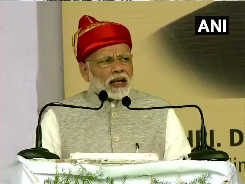 PM Modi in Solapur : Quota bill is a strong answer to those spreading lies, says PM Modi | कमिशन खोरांनो.. दलाल चोरांनो.. 2022 मध्ये चौकीदाराच्या हस्तेच 30 हजार घरांचे उद्घाटन होणार!