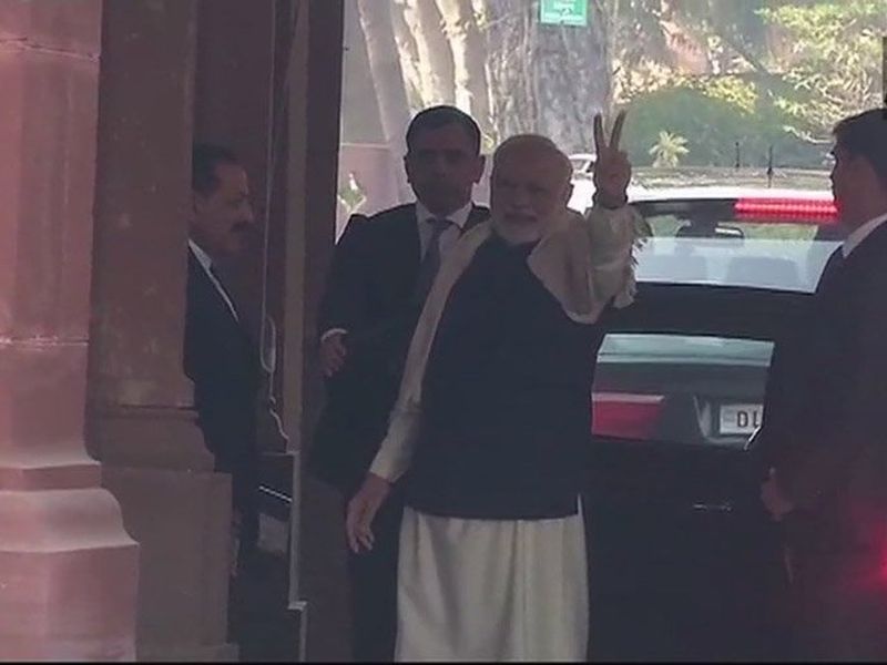 VIDEO: Narendra Modi's winning currency soon after reaching Parliament | VIDEO: संसेदत पोहोचताच नरेंद्र मोदींची विजयी मुद्रा