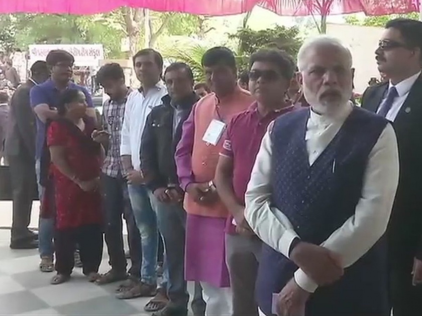 Gujarat assembly election: Prime Minister Narendra Modi stood in the queue and voted for the right to vote | गुजरात विधानसभा निवडणूक: पंतप्रधान नरेंद्र मोदींनी रांगेत उभं राहून बजावला मतदानाचा हक्क