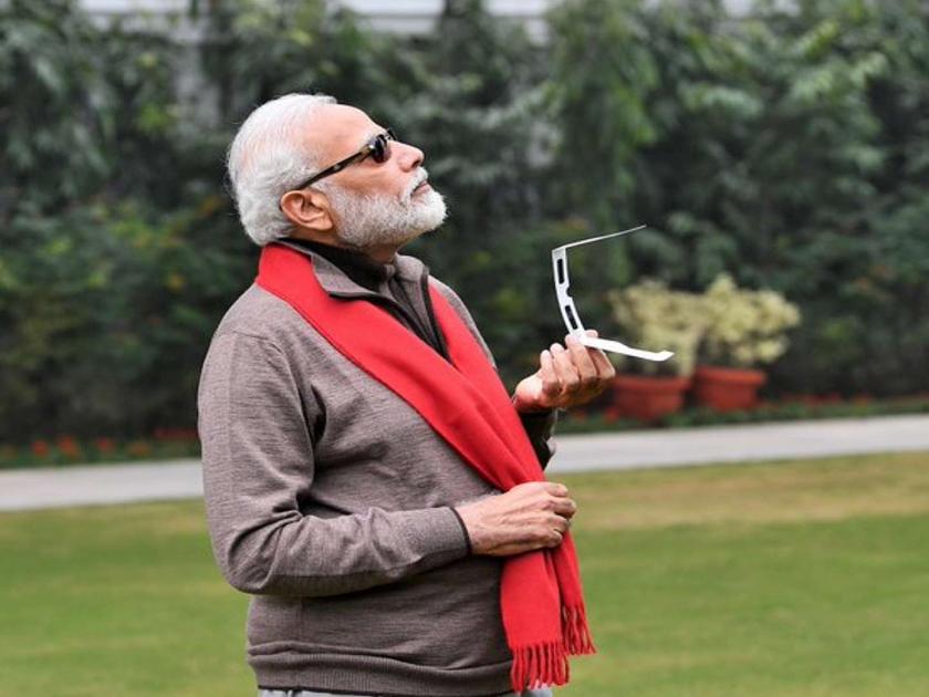 OMG! That is the price of the goggles Modi wore while watching the Solar eclipse | Surya Grahan 2019 : अरे बापरे!  एवढी आहे ग्रहण पाहताना नरेंद्र मोदींनी घातलेल्या गॉगलची किंमत