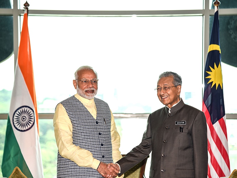 PM Modi Malaysia, Singapore Visit Live Updates: PM Leaves For Singapore From Kuala Lumpur | पंतप्रधान नरेंद्र मोदी- महाथिर महंमद यांची भेट, मलेशियानंतर सिंगापूरला रवाना