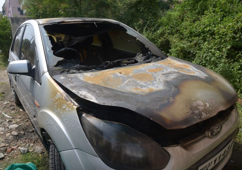 Chaos of social nuisances in Nagpur, burning of vehicles | नागपुरात  समाजकंटकांचा हैदोस, वाहनांची जाळपोळ 