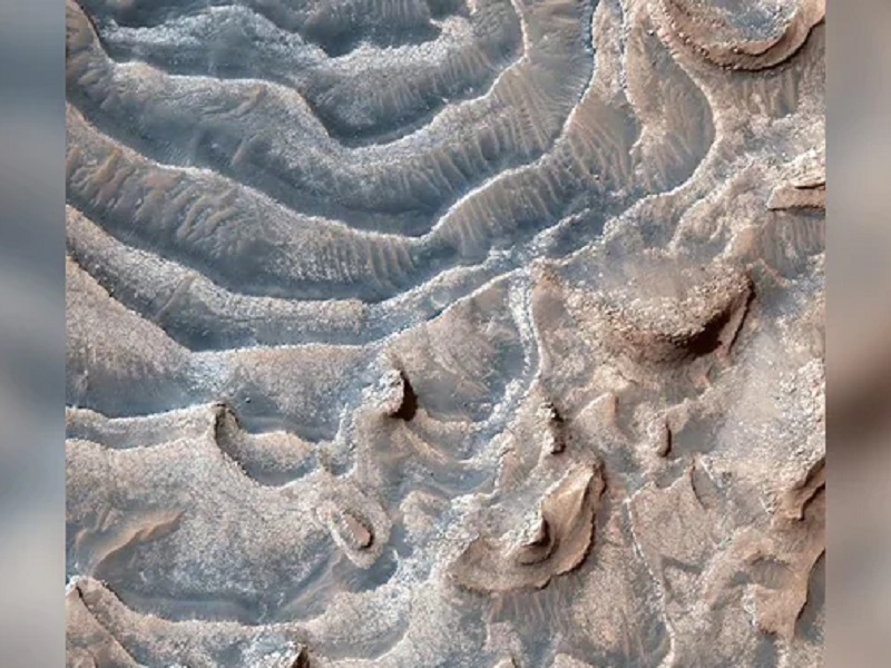 ice spread over Mars, NASA shared a photo | मंगळ ग्रहावर पसरली बर्फाची चादर, NASA ने फोटो शेअर करुन दिली माहिती