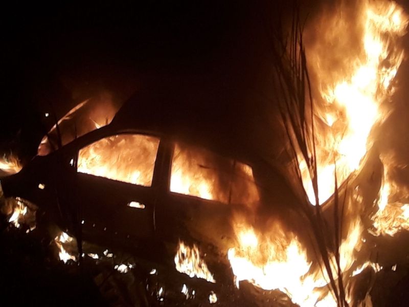 fire breaks out to car in nashik | कसारा घाटात गाडीने घेतला पेट, जीवितहानी नाही