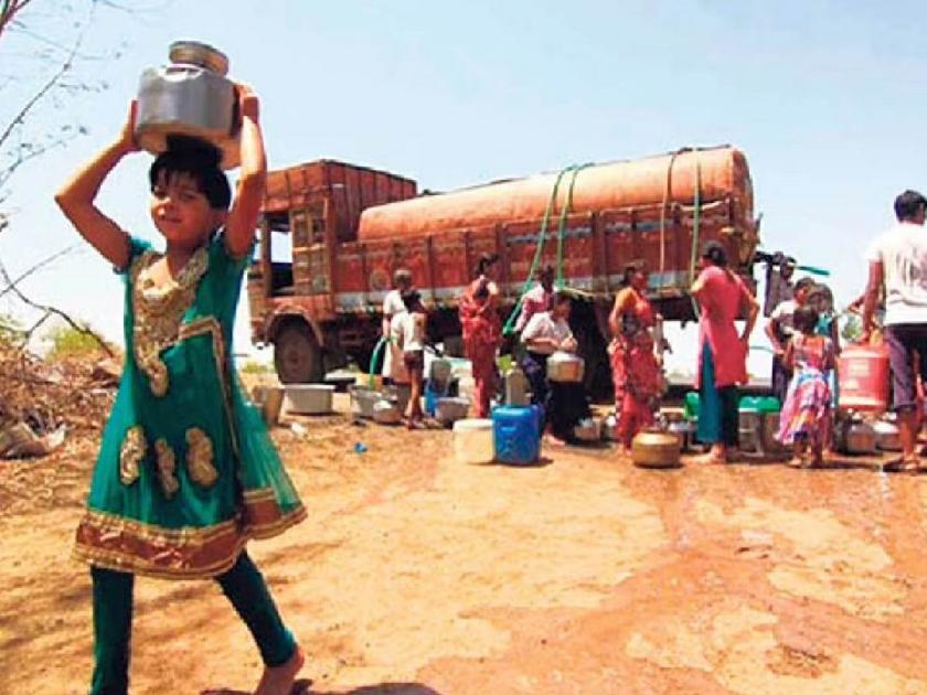 One and a half lakh people struggle for drinking water in Nashik district; 63 Tanker run | नाशिक जिल्ह्यात पिण्याच्या पाण्यासाठी दीड लाख लोकांचा संघर्ष; ६३ टँकरची धावाधाव