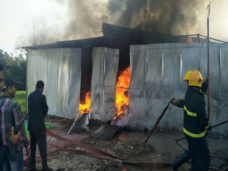 In Nashik, a textile resin factory has been sent to a fire, short circuit | नाशिकमध्ये कापड रिसायकल कारखान्याला भीषण आग, शॉर्टसर्किट झाल्याची माहिती