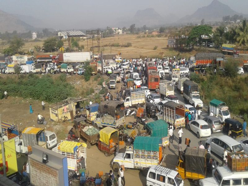 Farmers Agitation, traffic jam on Nashik-Mumbai highway | भाजीपाला रस्त्यावर फेकून शेतक-यांनी व्यक्त केला संताप, मुंबई-आग्रा महामार्गावरील वाहतूक ठप्प