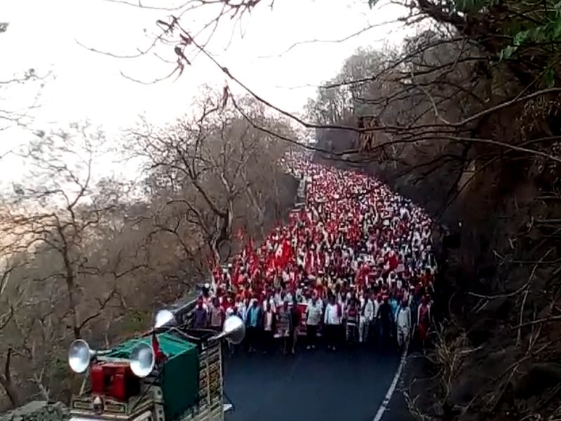 Nashik farmers long march | नाशिकहून शेकडो शेतक-यांचा लाँग मार्च धडकणार मुंबईत 