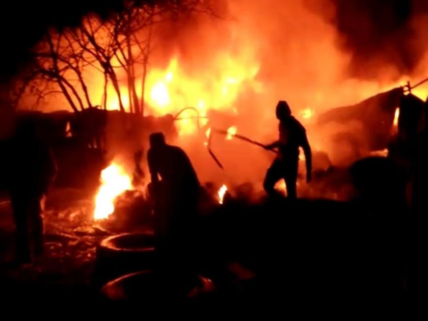 fire breaks out in nashik st workshop | नाशिकमध्ये एसटीच्या जुन्या टायरच्या साठ्याला भीषण आग