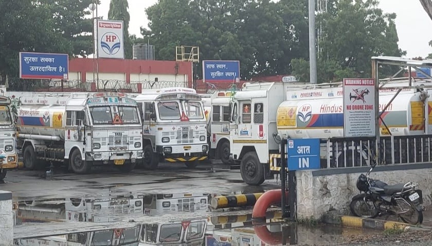 manmad fuel tanker drivers on strike again fuel supply stopped since morning | मनमाडला इंधन टँकर चालक पुन्हा संपावर; सकाळपासून इंधन पुरवठा ठप्प 