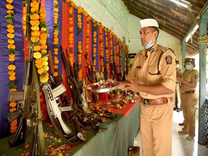 Worship of weapons from 'Khaki' | 'खाकी'कडून शस्त्रांचे पूजन; पोलीस बॅन्डने वेधले लक्ष