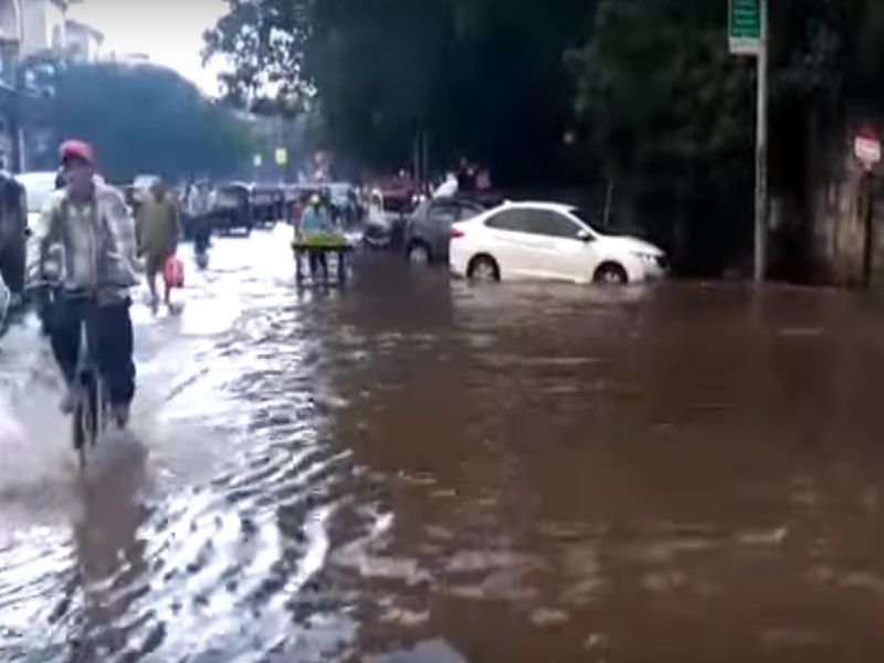 Nashikers have not received rain, Nusa, water in the premises of Municipal Corporation | VIDEO : नाशिककरांना पाऊस झाला नको नकोसा, महापालिकेच्या आवारात साचले पाणी