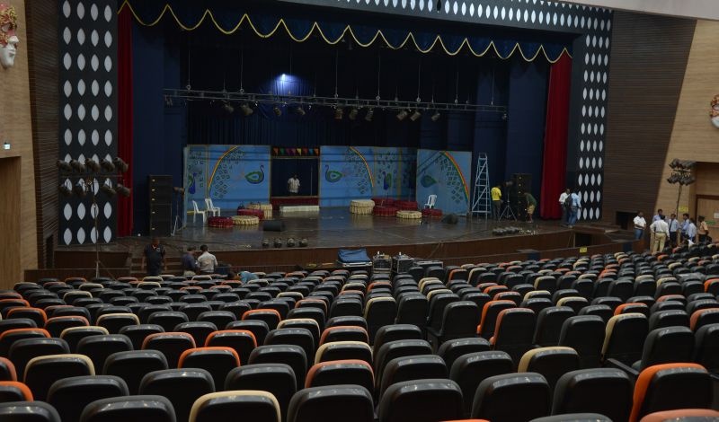 Coronavirus in Maharashtra : If curtains fall on theaters, will the theater business in trouble? | Coronavirus in Maharashtra : नाट्यगृहांवर पडदा पडल्यास नाट्य व्यवसायाची ‘शंभरी’ भरणार?