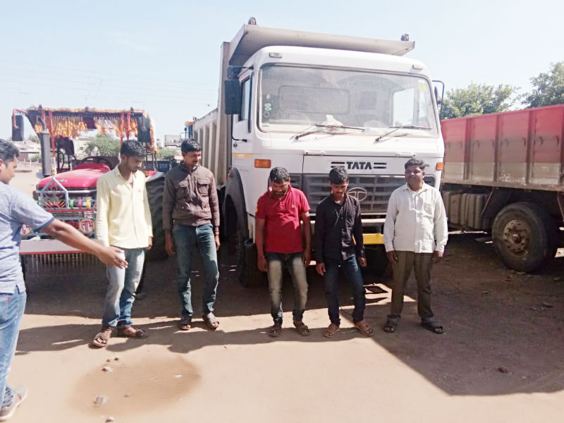 Solapur Gramin police's forage on illegal liquor transport, worth Rs 43 lakh seized | अवैध वाळु वाहतुकीवर सोलापूर ग्रामीण पोलीसांची धाड, ४३ लाखांचा मुद्देमाल जप्त