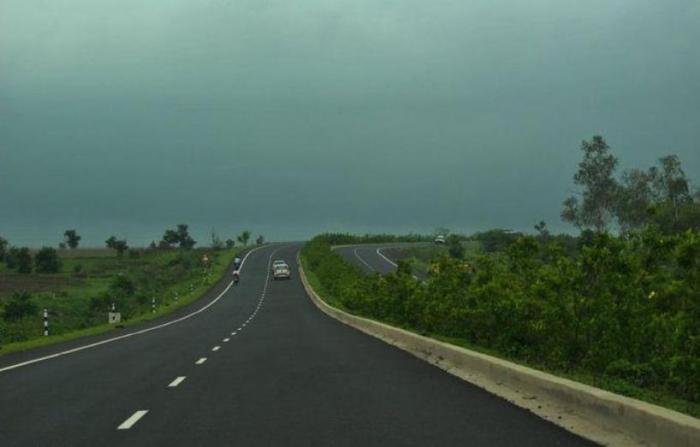Nandura: Farmers stopped the work of highway! | नांदुरा : शेतकर्‍यांनी मोबदल्यासाठी महामार्गाचे काम पाडले बंद!