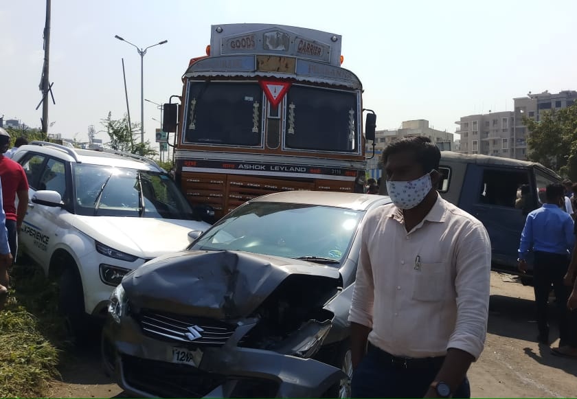 The truck lost control and hit eight vehicles; Serious accident in Pune | Video : पुण्यात भीषण अपघात ; मालट्रकचे नियंत्रण सुटून आठ वाहनांना दिली धडक