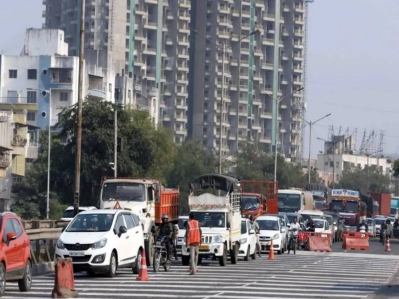Speed limit for heavy vehicles in Navle Bridge area on Mumbai-Bangalore National Highway | मुंबई-बंगळुरु राष्ट्रीय महामार्गावरील नवले पूल परिसरात जड वाहनांना वेगमर्यादा