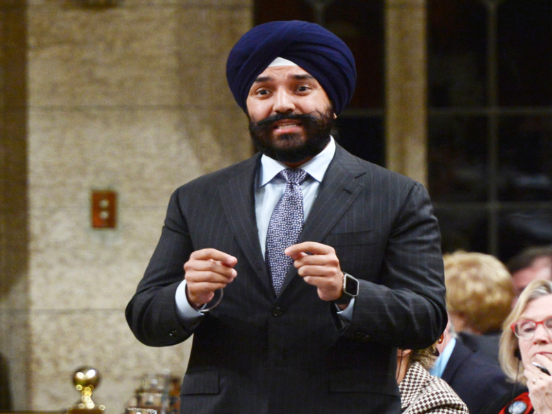 America apologizes for asking Canadian minister to remove turban | कॅनडाच्या मंत्र्याला पगडी उतरवण्यास सांगितल्याबद्दल अमेरिकेने मागितली माफी